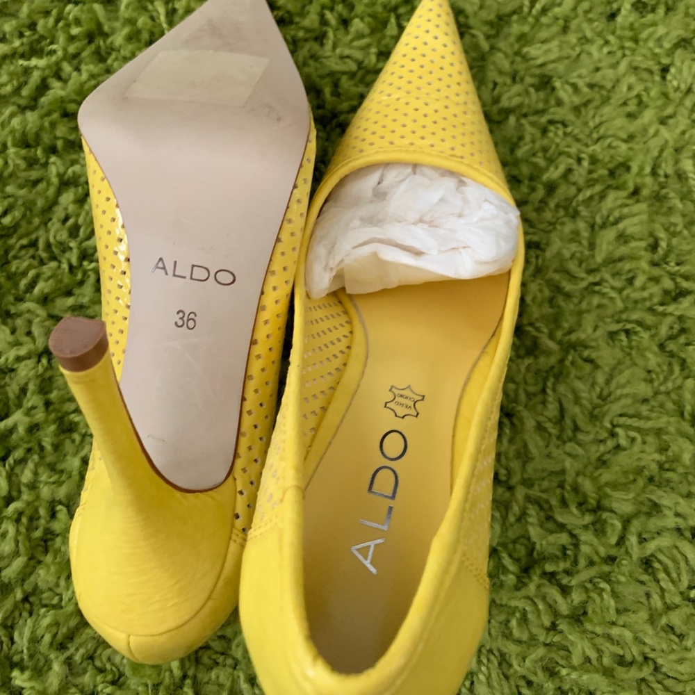 Yellow leather Aldo pumps